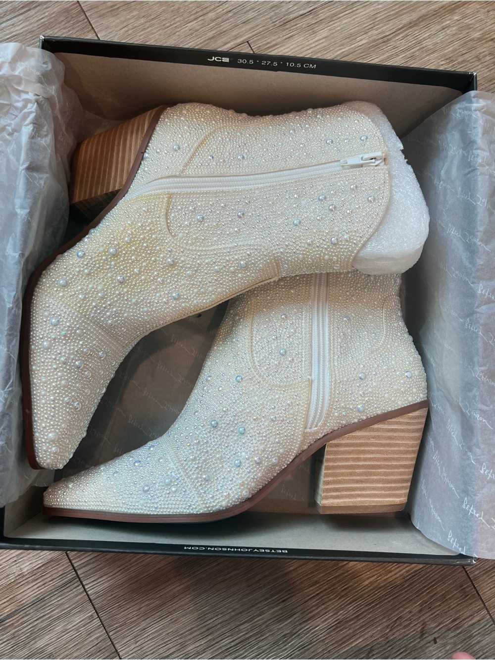 Betsey Johnson Diva Pearl Western Booties Ivory 9